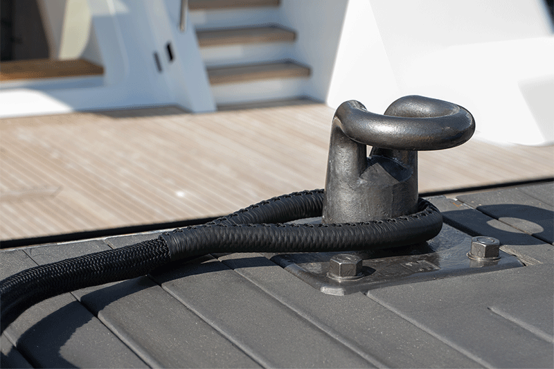 Black rope with eye around a mooring cleat