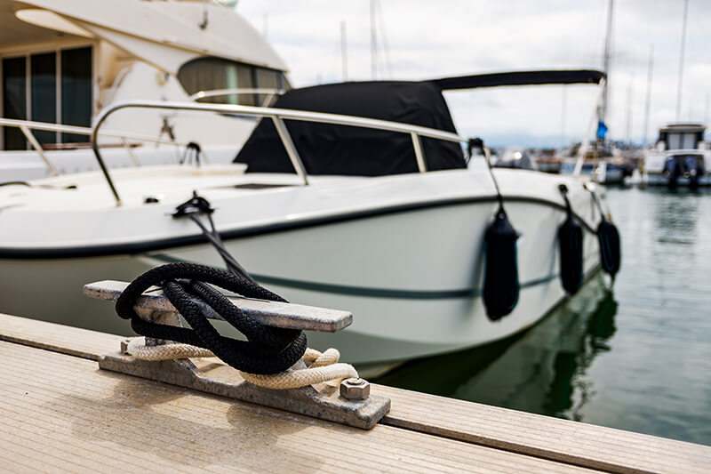 Superyacht_800px_Black-Rope-on-Cleat_Retouched